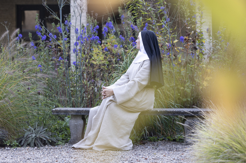 Nonne im Klostergarten