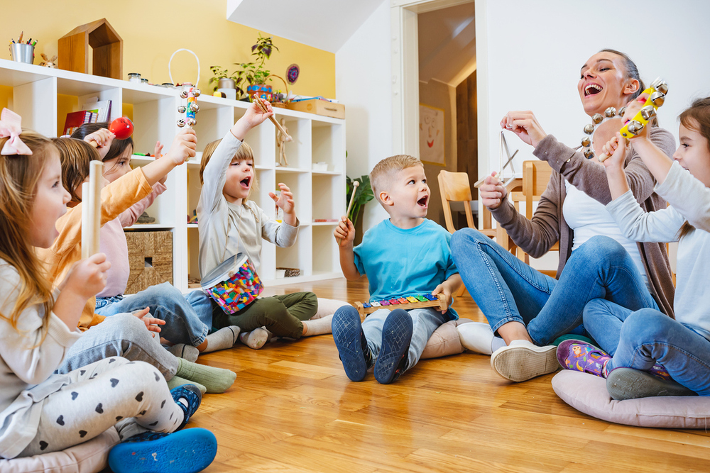 Kindergartenkinder und Pädagogin / iStock/Lordn Kindergartenkinder und Pädagogin